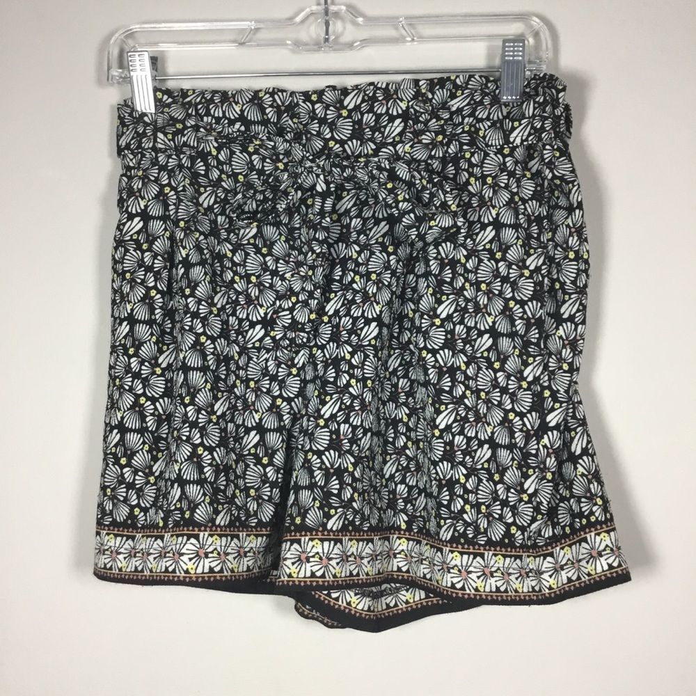 Max Studio black shorts with matching fabric belt shell pattern waist 31" S
